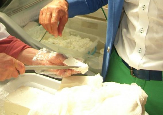 Laptele şi brânzeturile din pieţe se vor scumpi cu peste 20% din luna februarie